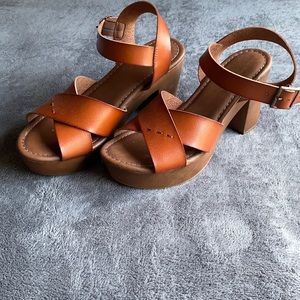 Cute brown platform sandals with chunky heel.